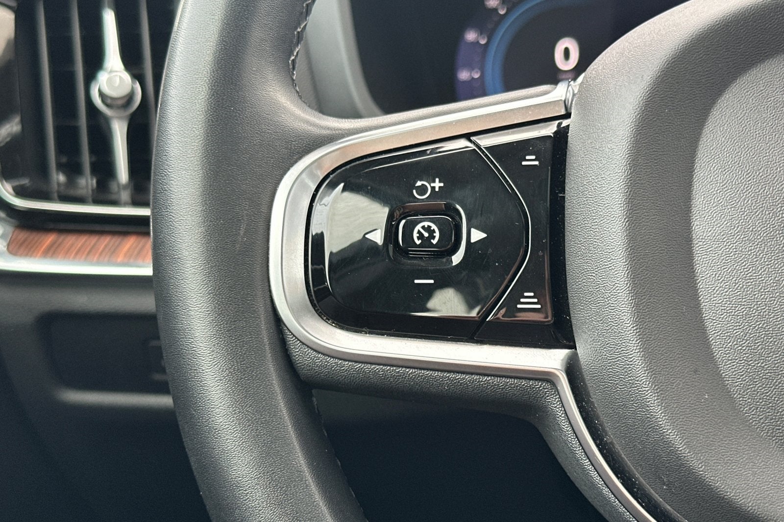 2024 Volvo S60 B5 Plus Dark Theme