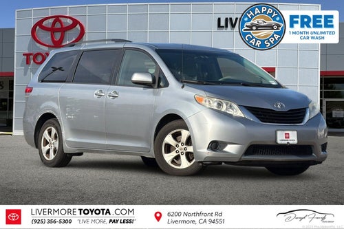 2014 Toyota Sienna LE 8 Passenger