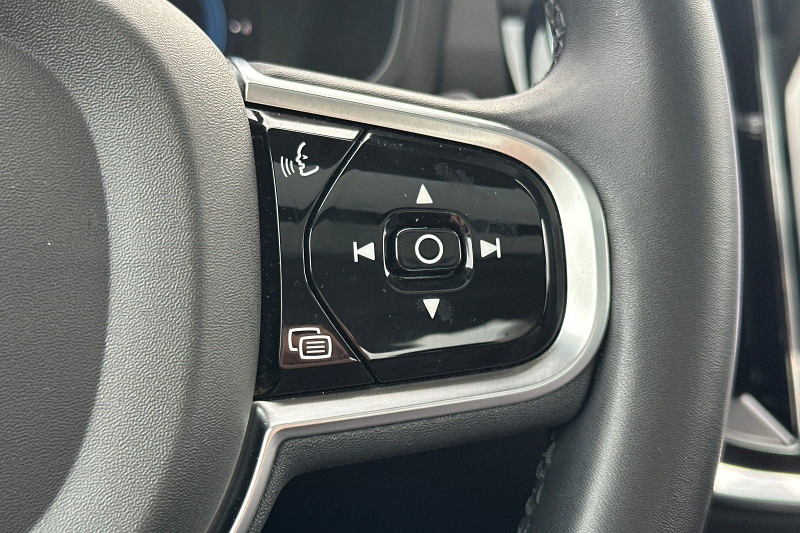 2024 Volvo S60 B5 Plus Dark Theme