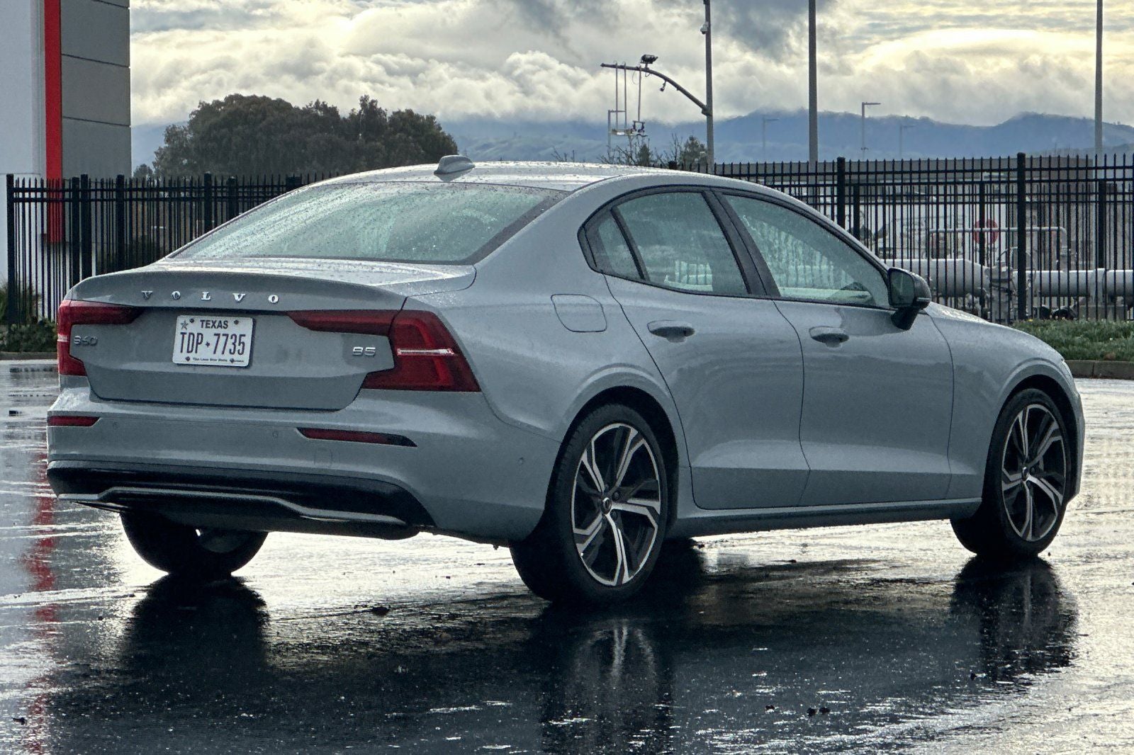 2024 Volvo S60 B5 Plus Dark Theme