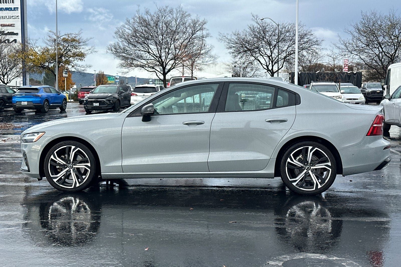 2024 Volvo S60 B5 Plus Dark Theme